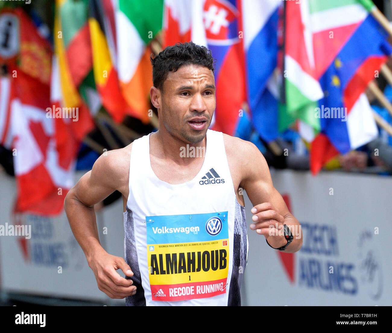 L'athlète marocain Mahjoub Dazza en compétition pour le Bahreïn, a remporté la catégorie hommes de Prague Marathon avec un temps de 2:05:58 à Prague, République tchèque, le 5 mai 2019. (Photo/CTK Michaela Rihova) Banque D'Images