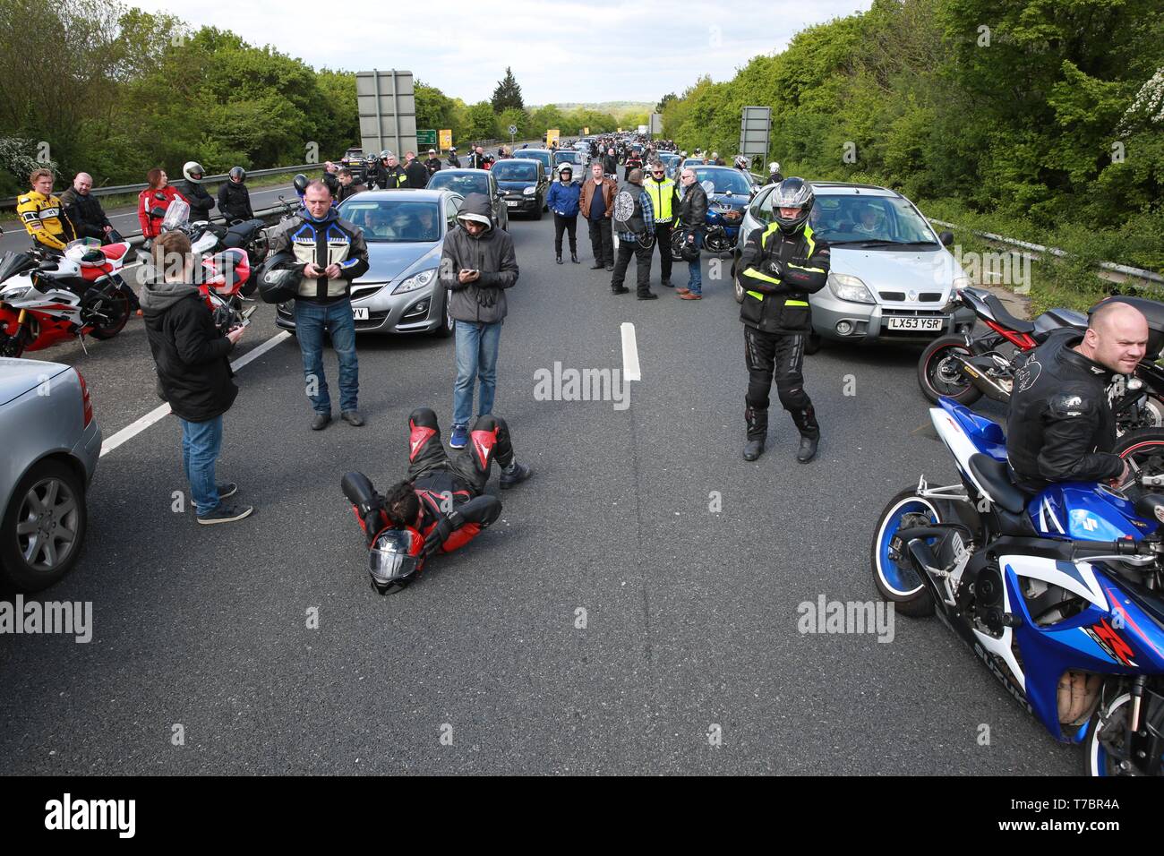 Tonbridge, Kent, UK. 6e mai 2019. Les automobilistes et motocyclistes se  tenir sur l'A21 à l'extérieur de Tonbridge après la route était bloquée  suite à un accident grave. Services d'information sur le
