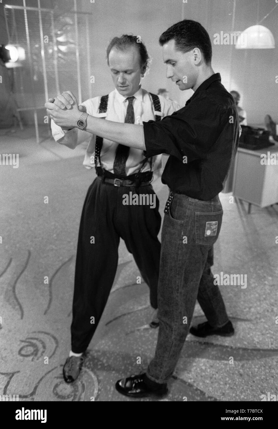 Musicien tchèque, artiste, danseur et acteur Jiri Korn va célébrer 70e anniversaire le 17 mai. Sur la droite se trouve Richard Hes, danseur. (CTK Photo/Hajsky Libor) Banque D'Images