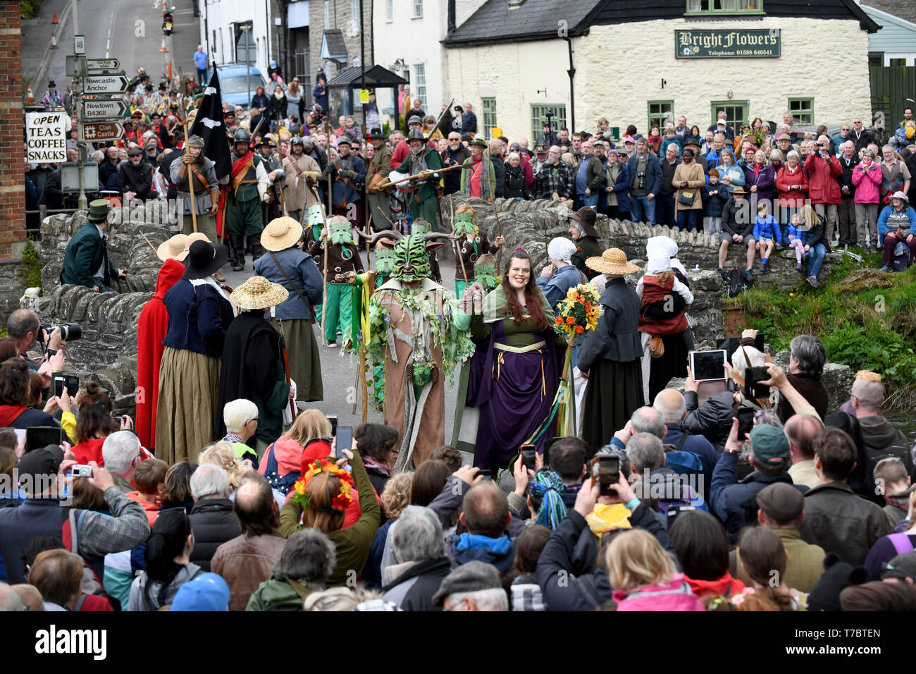 D'Oisans, South Shropshire, au Royaume-Uni. 6e mai 2019. Le Green Man Festival à l'Oisans en Afrique du Shropshire. L'homme vert et sa reine peut-être été la bienvenue après avoir vaincu la Reine de glace sur le pont de pierre historique en Oisans. Crédit : David Bagnall/Alamy Live News Banque D'Images