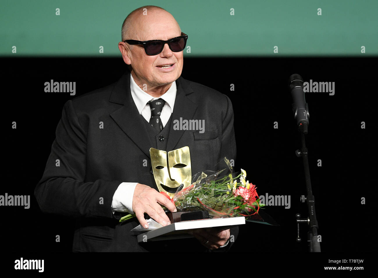Prague, République tchèque. 14Th Oct, 2018. PHOTO d'artiste, musicien Tchèque, danseur et acteur Jiri Korn va célébrer 70e anniversaire le 17 mai. Jiri Korn reçoit le prix Artiste de l'année 2018 à Prague, en République tchèque, le 14 octobre 2018. Credit : Ondrej Deml/CTK Photo/Alamy Live News Banque D'Images