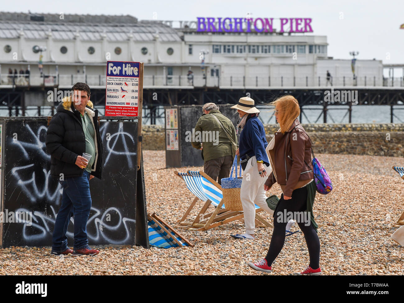 Brighton UK 6 mai 2019 - Visiteurs habiller chaudement sur la plage de Brighton en tant qu'ils peuvent profiter des vacances de banque avec l'instabilité des conditions de temps froid devrait se poursuivre tout au long de la Grande-Bretagne au cours des prochains jours. Crédit : Simon Dack / Alamy Live News Banque D'Images