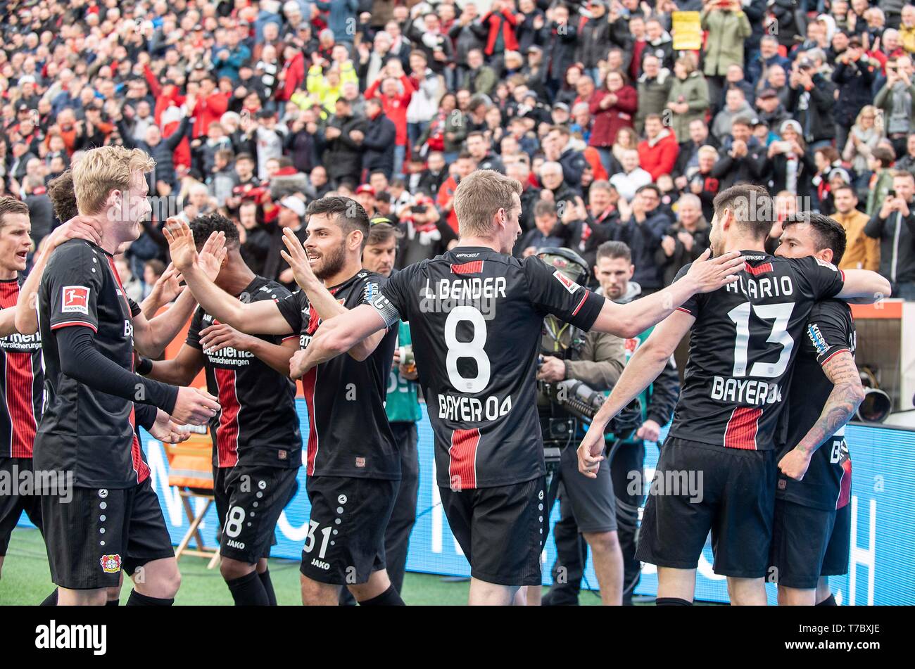 Jubilation LEV De gauche à droite Julian BRANDT (LEV), Kevin VOLLAND (LEV), Lars BENDER (LEV), Lucas ALARIO (LEV), Charles ARANGUIZ (LEV). Soccer 1.Bundesliga, 32.journée, Bayer 04 Leverkusen (LEV) - l'Eintracht Francfort (F) 6 : 1, le 05/05/2019 à Leverkusen/Allemagne. # #  DFL règlement interdit toute utilisation des photographies comme des séquences d'images et/ou quasi-vidéo # #  € | dans le monde d'utilisation Banque D'Images