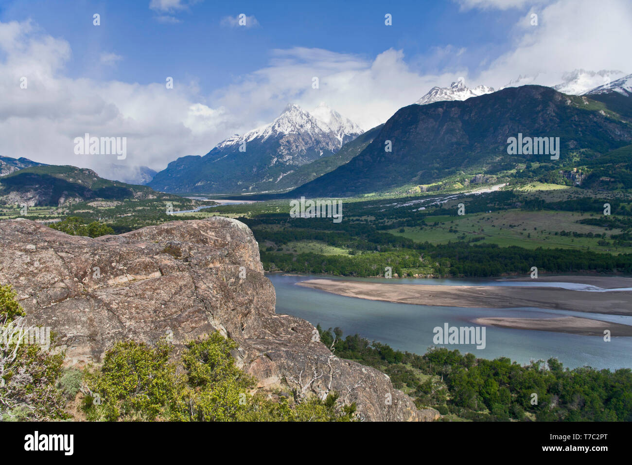La large vallée de la rivière glaciaire de Rio Ibáñez traverse Reserva Nacional Cerro Castillo. Banque D'Images