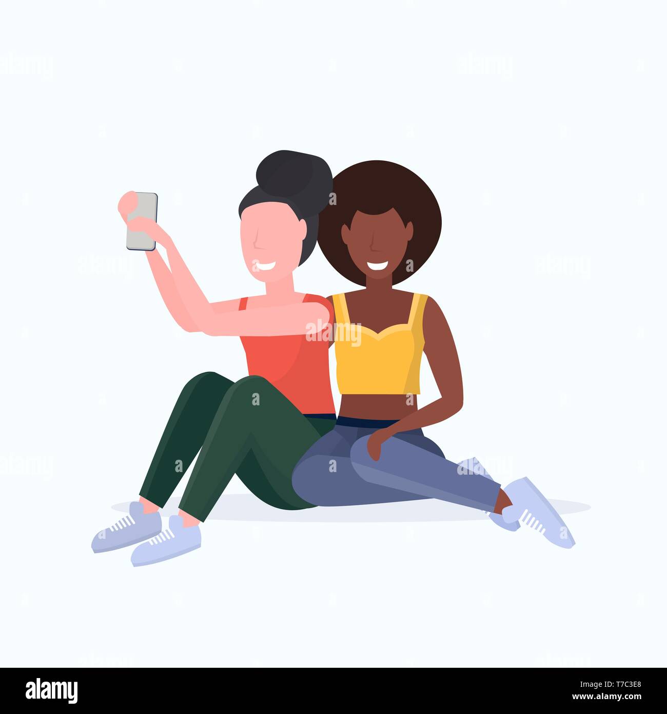 Deux femmes prenant des photos sur l'appareil photo du smartphone selfies race female mix personnages assis ensemble posant sur fond blanc télévision pleine longueur Illustration de Vecteur