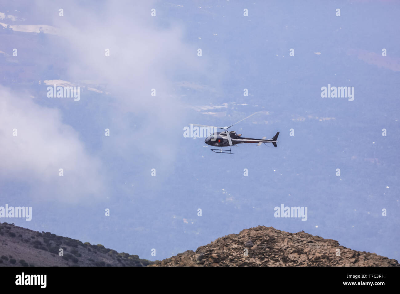 Les touristes avec l'hélicoptère voler haut dans le ciel bleu, bonne journée ensoleillée sans nuages, peut voir tous les beaux paysages de la nature par le haut. Banque D'Images