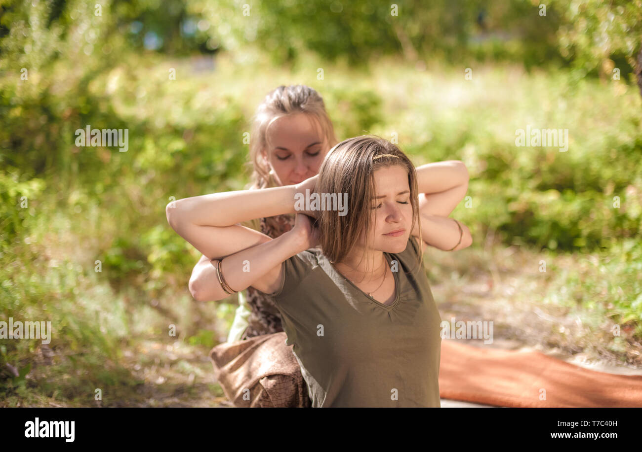 Masseuse expérimentée vous démontre les méthodes de massage dans la nature. Banque D'Images