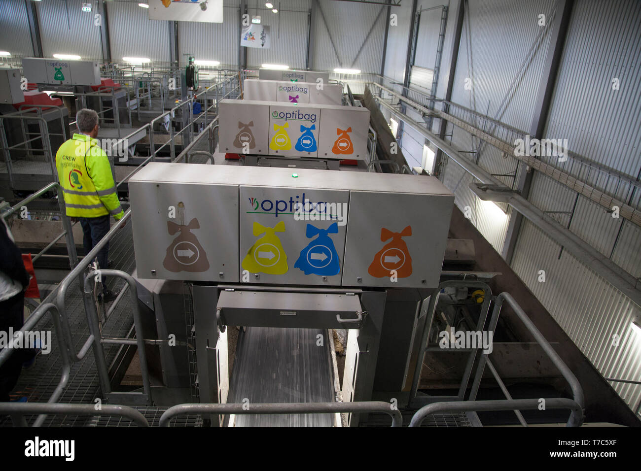 La séparation des déchets de sacs en plastique de différentes couleurs Banque D'Images