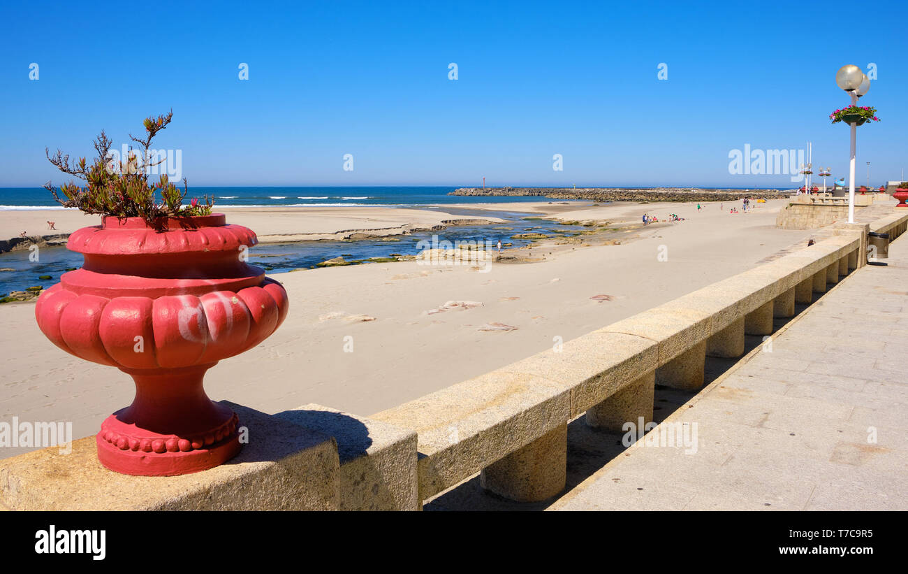 Vila Praia de Ancora, Portugal - Mai 04, 2019 : , Âncora rivière traverse la mer avec le district de Viana do Castelo, Portugal Banque D'Images