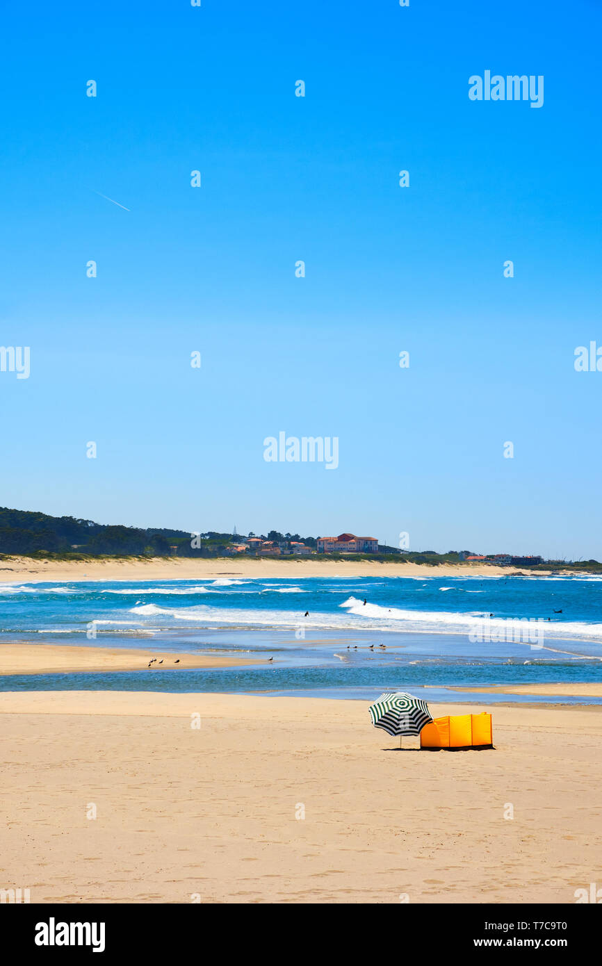 Vila Praia de Ancora, Portugal - Mai 04, 2019 : , Sun day, sable doré, surfer dans l'eau, district de Viana do Castelo, Portugal Banque D'Images