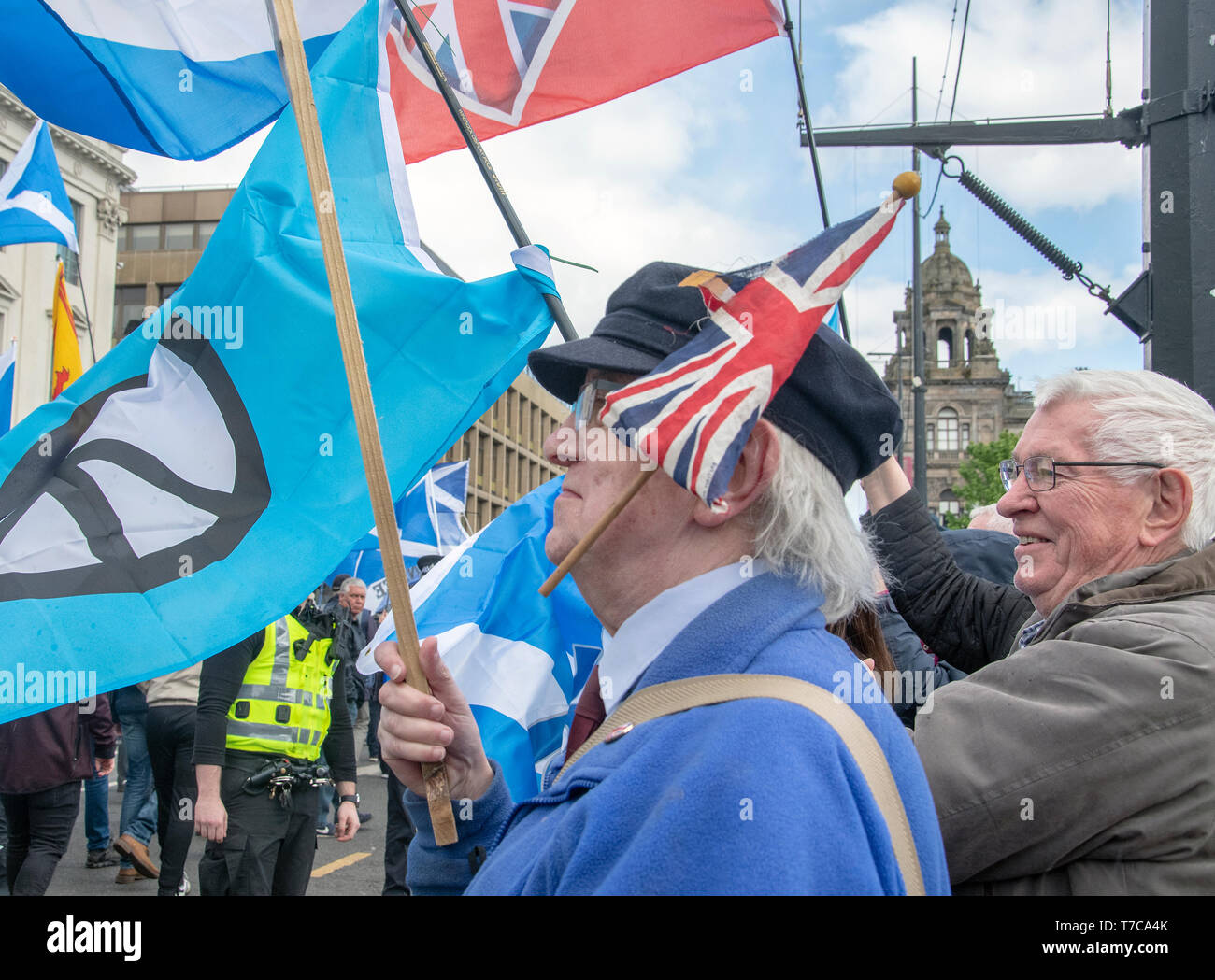 GLASGOW, ÉCOSSE - 4 mai 2019 : Police formant une ligne entre les manifestants et les Unionistes marcheurs de l'indépendance de l'Ecosse George Square. Banque D'Images