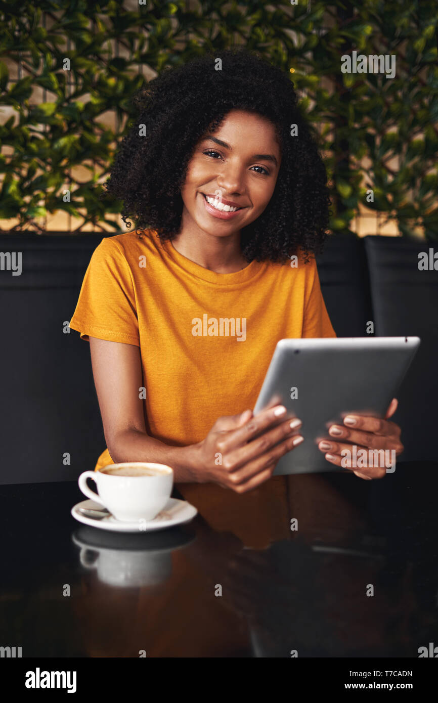 Portrait of a smiling woman in a cafe Banque D'Images