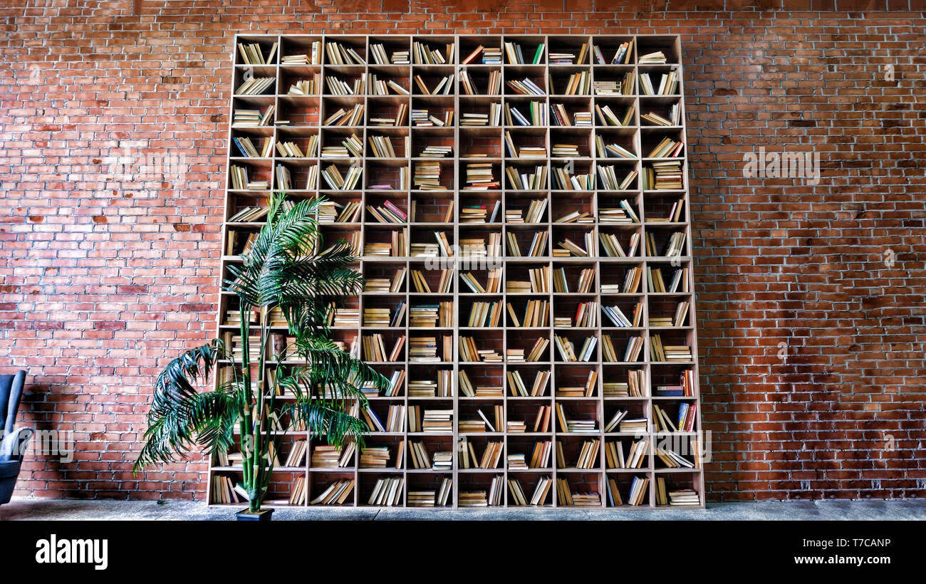 Intérieur de la bibliothèque, des étagères dans la bibliothèque, des  étagères dans la bibliothèque, un mur de brique rouge Photo Stock - Alamy