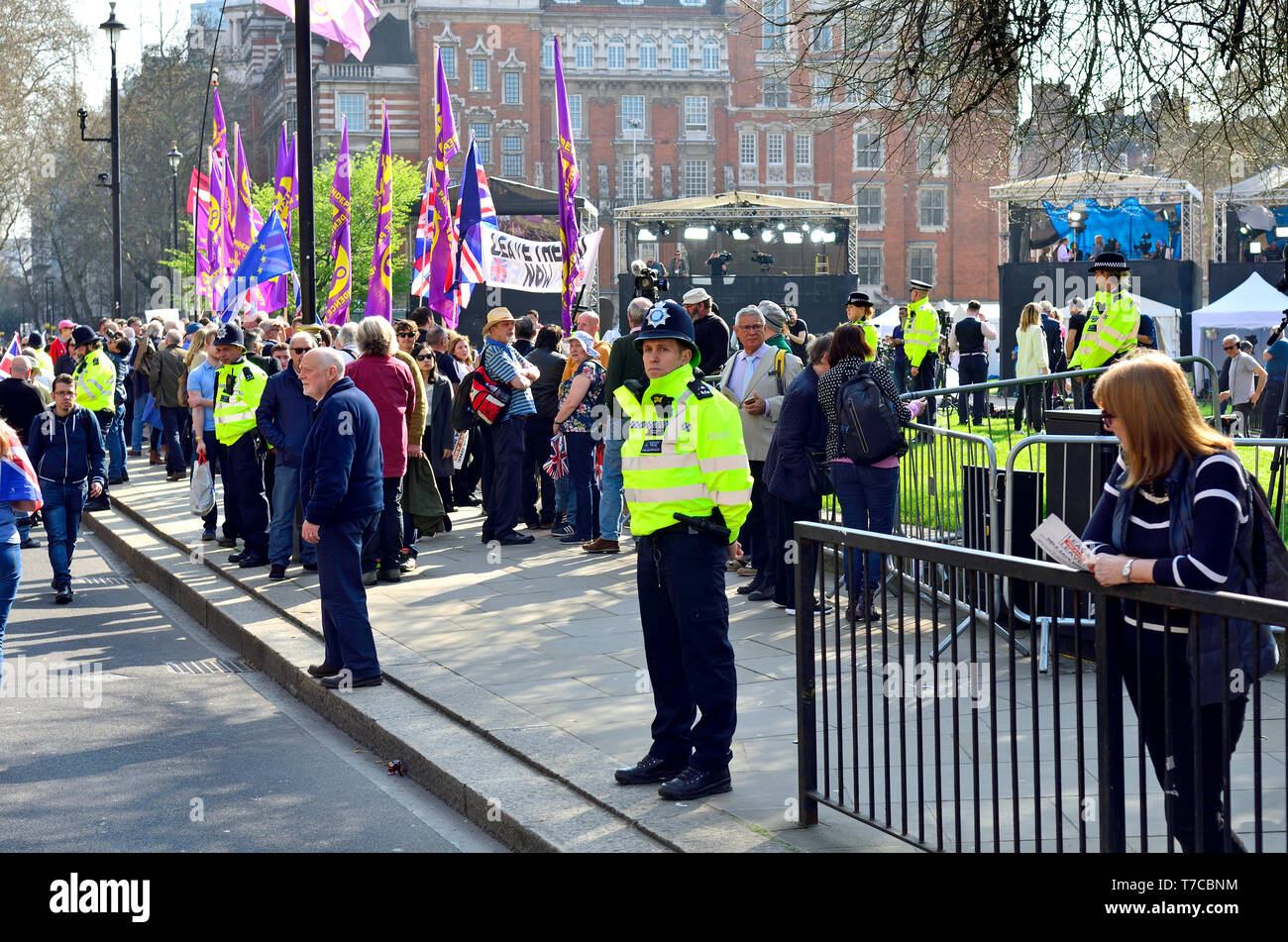 Londres, Angleterre, Royaume-Uni. Brexit police manifestations et le cirque médiatique sur College Green / Abingdon Street Gardens, au cours des débats, mars 2019 Brexit. Plat t Banque D'Images