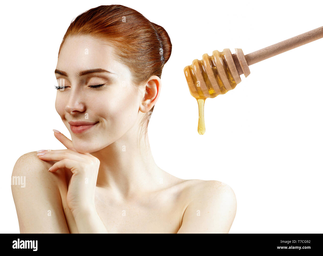 Jeune femme rousse et cuillère de miel Préparation pour masque facial. Banque D'Images