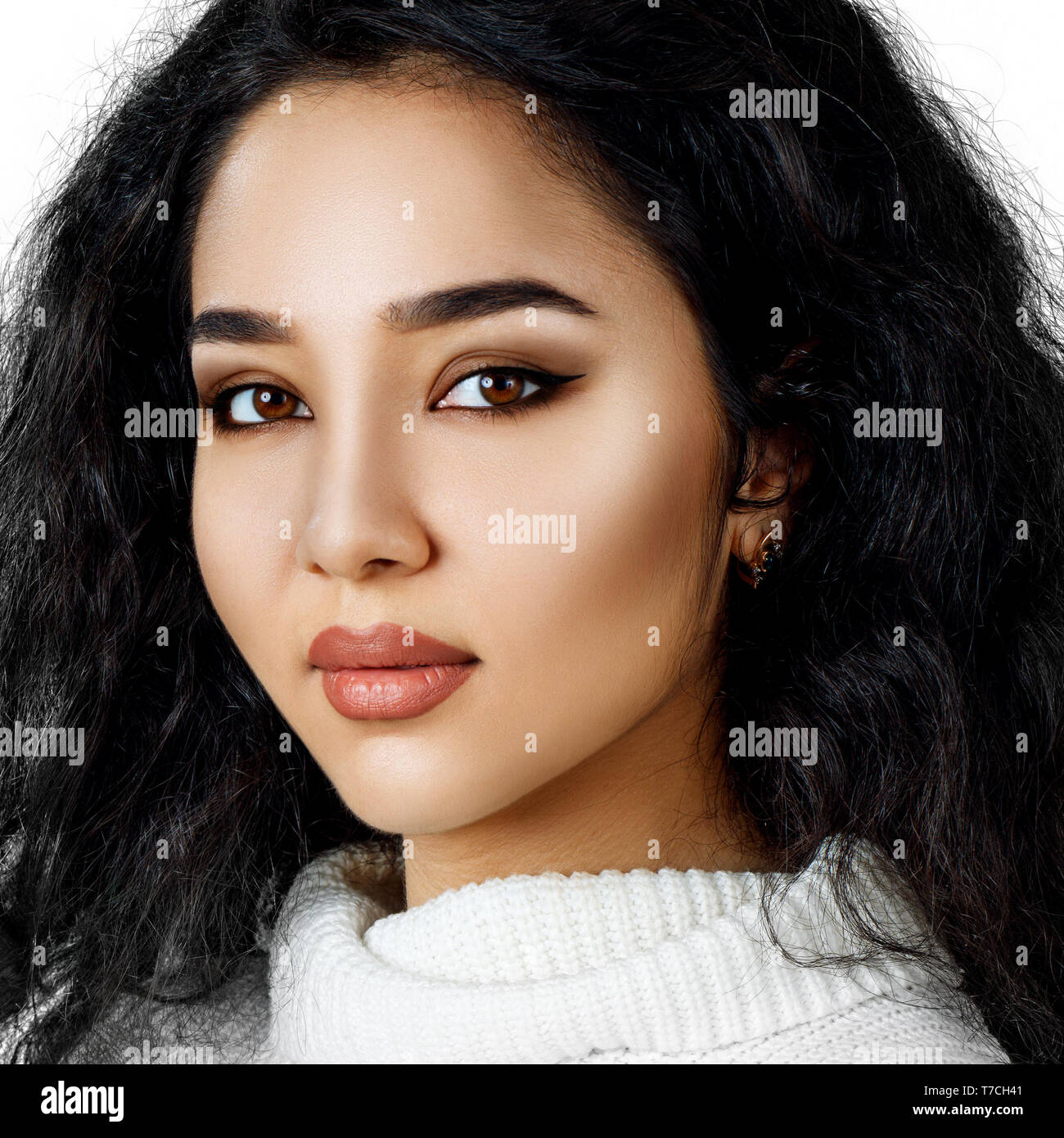 Jeune femme avec des cheveux noirs bouclés. Banque D'Images