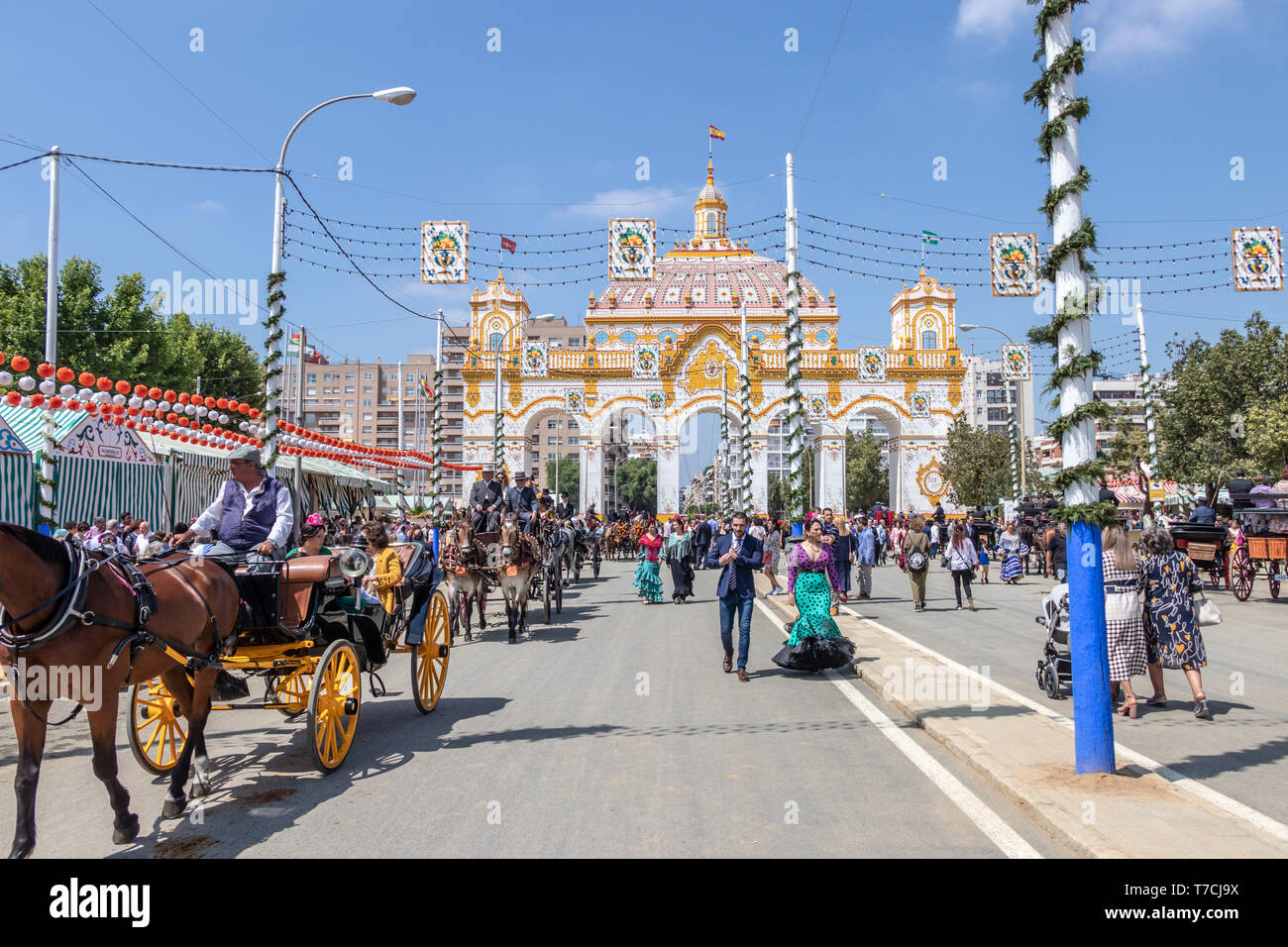 Séville, Espagne - 5 mai 2019 : Les gens d'entrer dans la foire d'avril par le biais de l'entrée principale de la foire de Séville, 5 mai 2019, à Séville, Espagne Banque D'Images