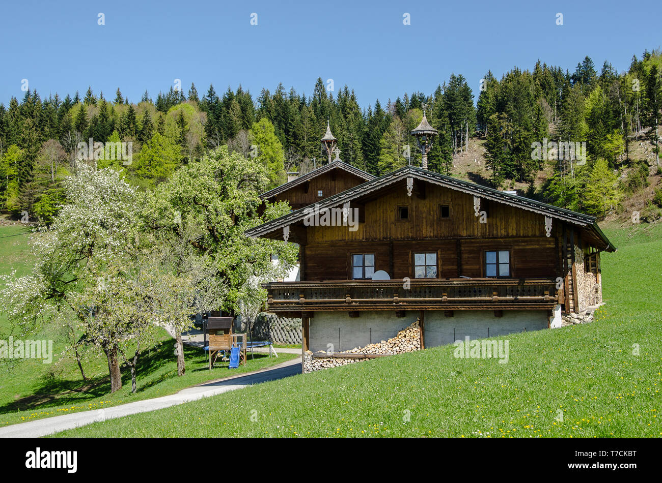 Rügen est l'un des plus anciens villages de la vallée. L'Erlerberg ci-dessus offre une vue spectaculaire et possibilités de randonnées. Banque D'Images