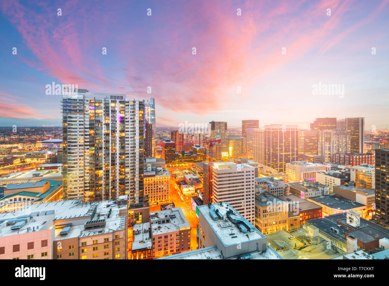 Denver, Colorado, USA Centre-ville paysage urbain vue sur le toit au crépuscule. Banque D'Images