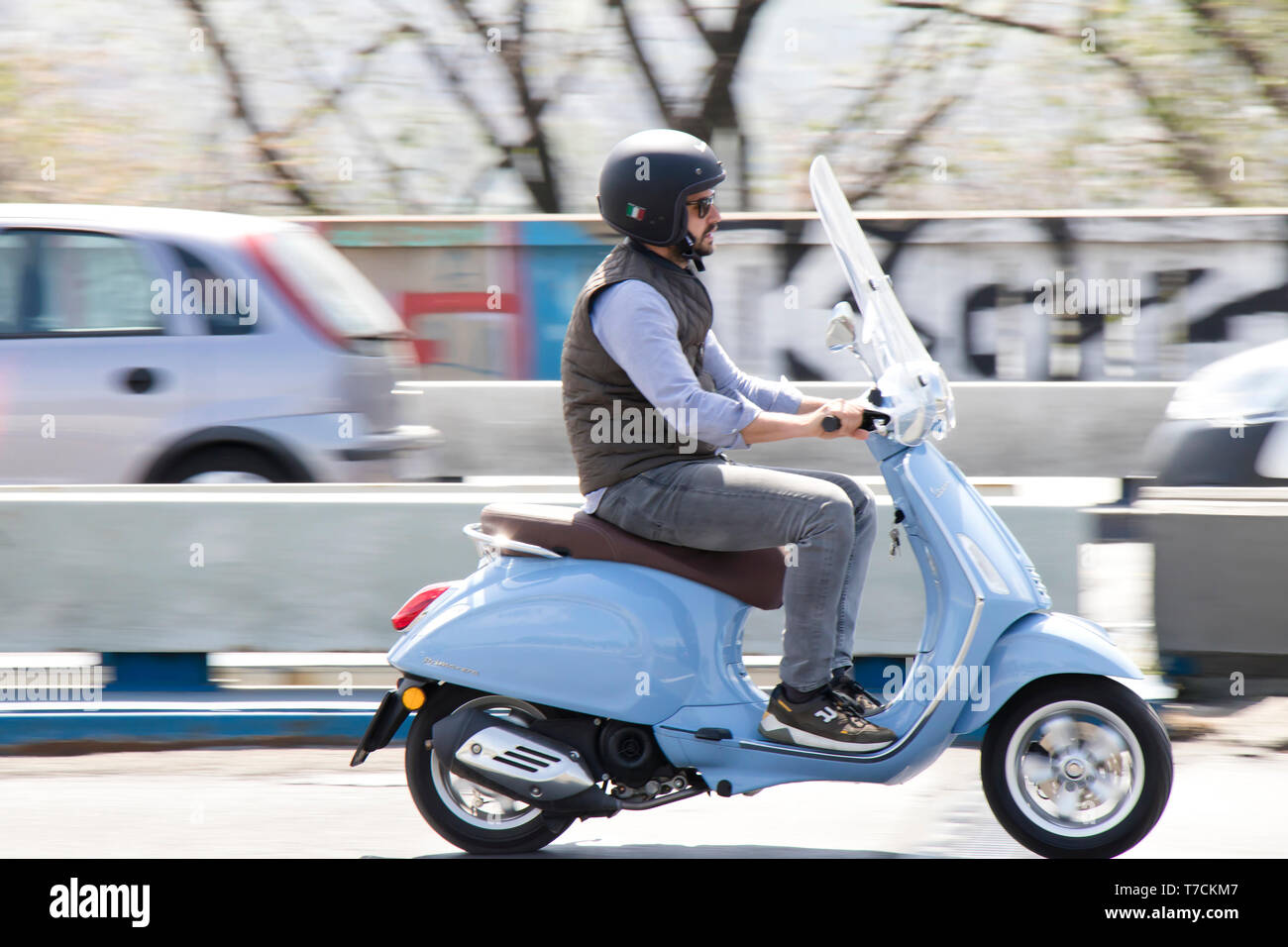 Belgrade, Serbie - Avril 25, 2019 : One man riding scooters Vespa bleu sur le pont à la circulation de la rue de la ville Banque D'Images