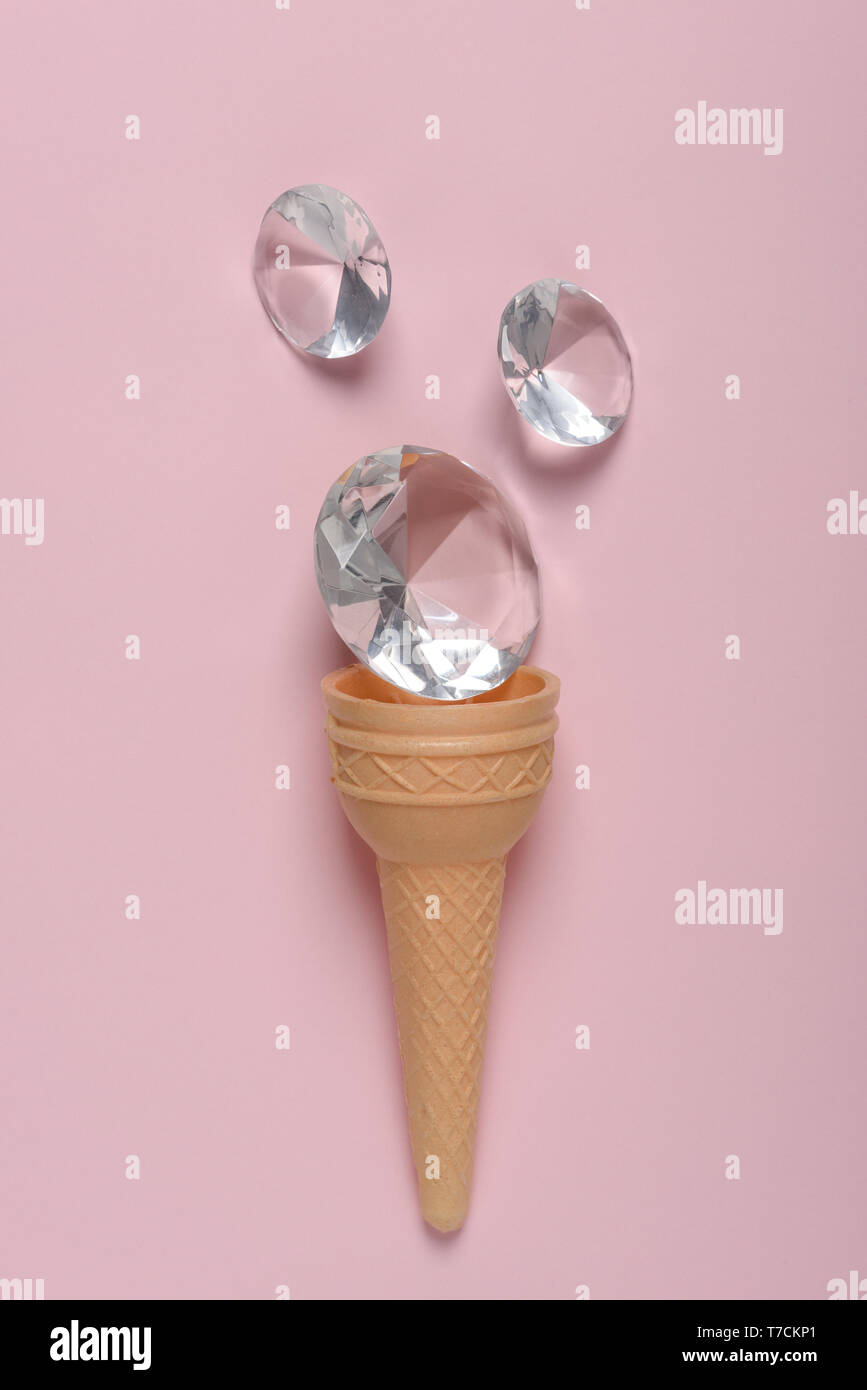 Ice cream cone avec pierres brillantes waffer sur rose pastel arrière-plan flatlay Banque D'Images