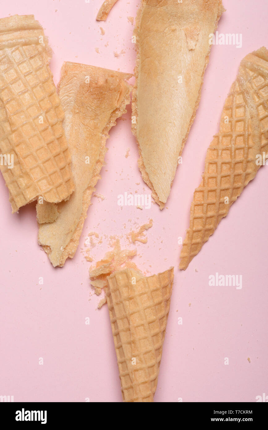 Vide écrasé glace cornet gaufré sur rose pastel arrière-plan closeup Banque D'Images