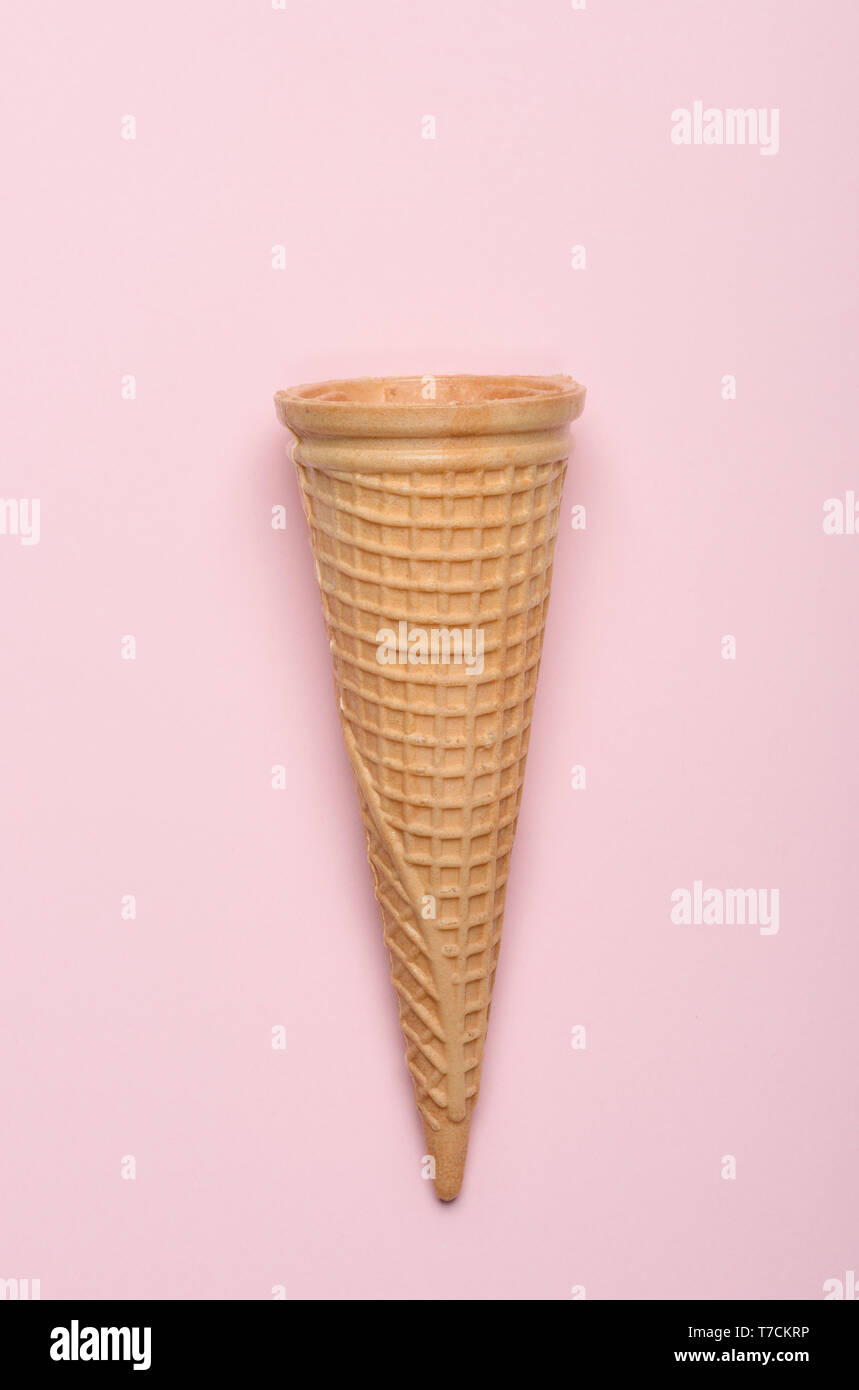 Ice cream Wafer cone sur rose pastel arrière-plan flatlay Banque D'Images