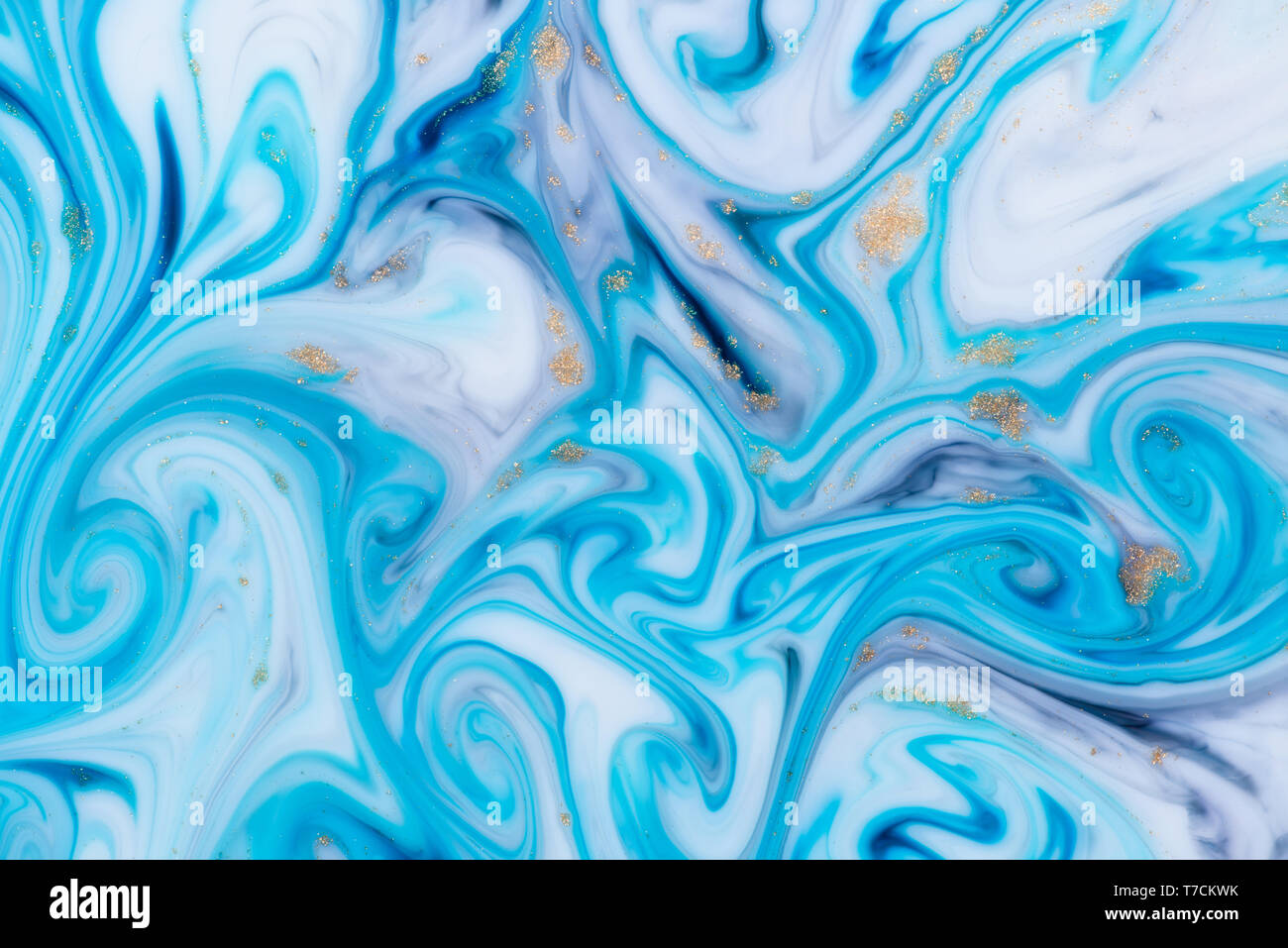 Résumé fond bleu marbré avec poussière d'or. Liquide en écoulement en texture. Banque D'Images