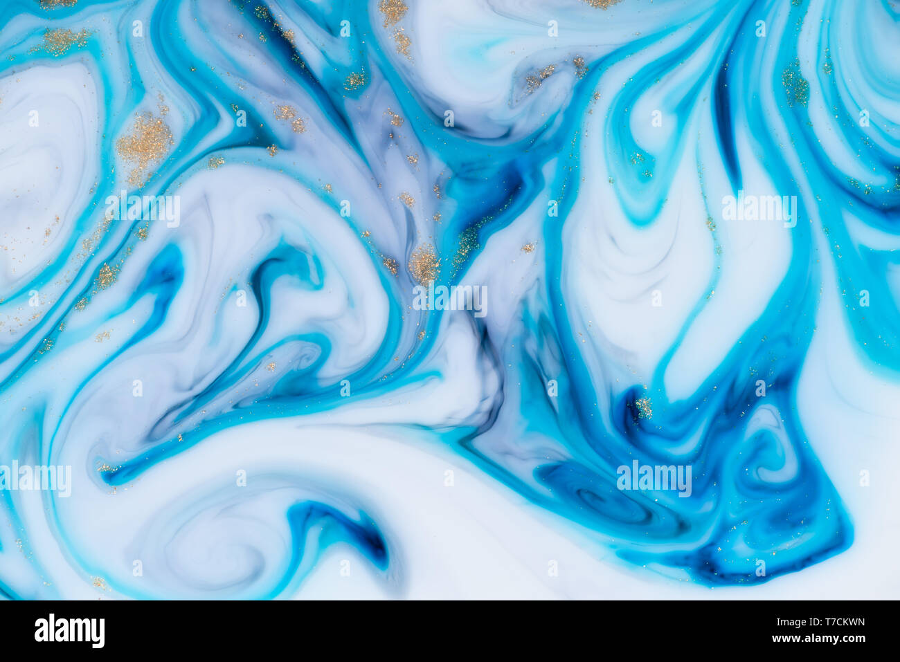 Le persillage fond abstrait bleu unique avec la poussière d'or. Liquide en écoulement en texture. Banque D'Images