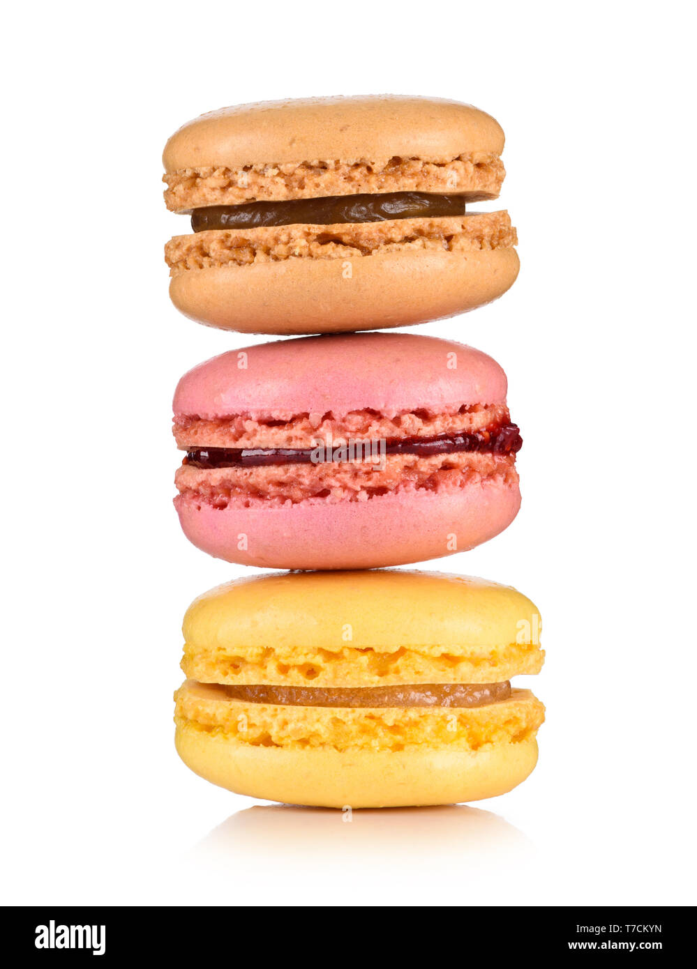 Macarons. Trois macarons français classique empilé isolé sur fond blanc. Banque D'Images