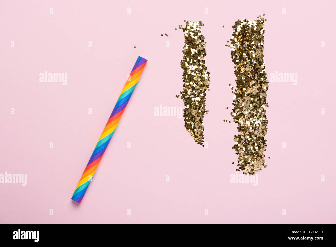 Le bonheur des toxicomanies parti Arc-en-ciel et de paille colorée concept glitter sur fond pastel vue d'en haut flatlay Banque D'Images