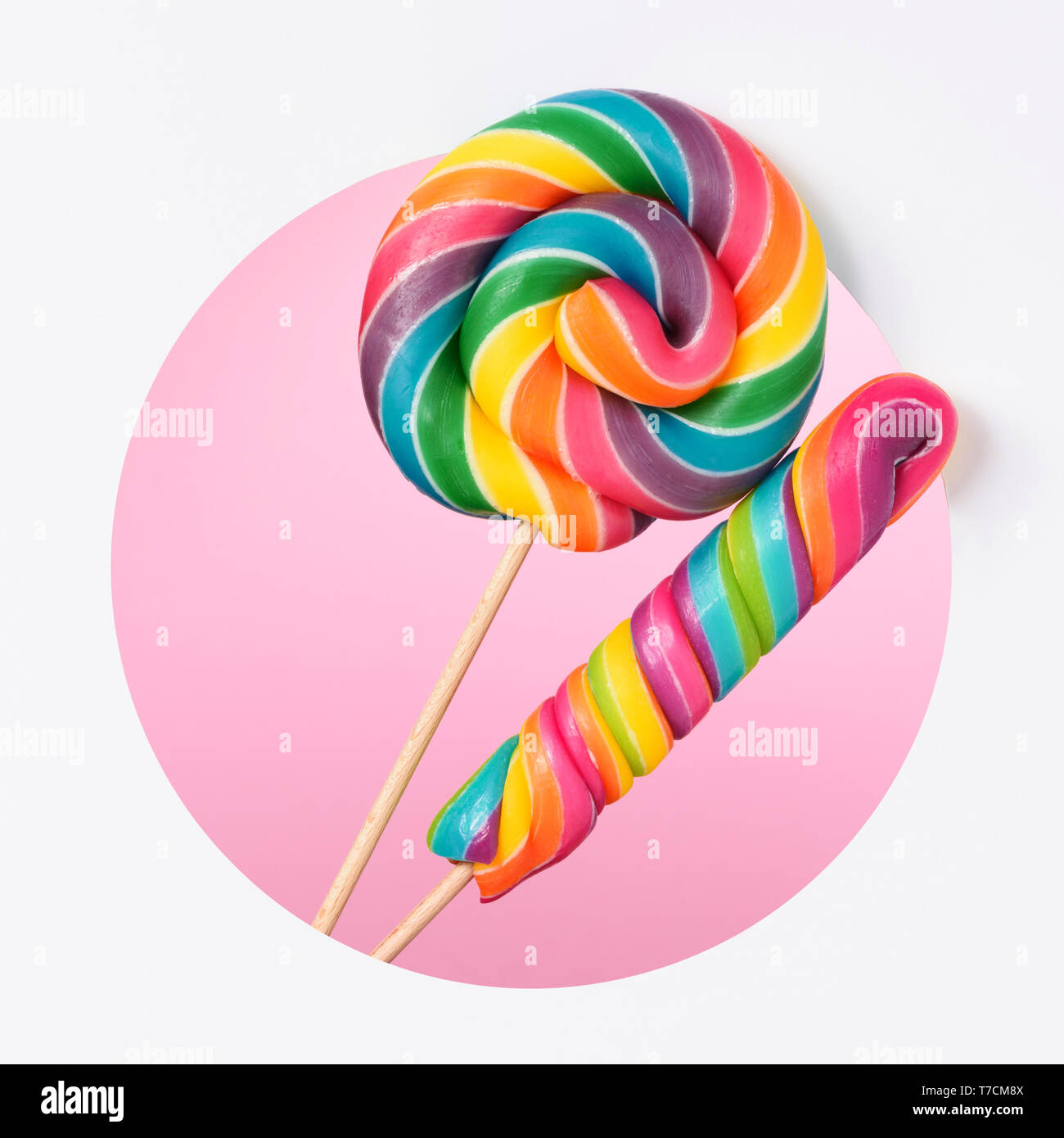 Bonbons sucettes dans un arc-en-ciel coloré design papier multicouche Photo  Stock - Alamy