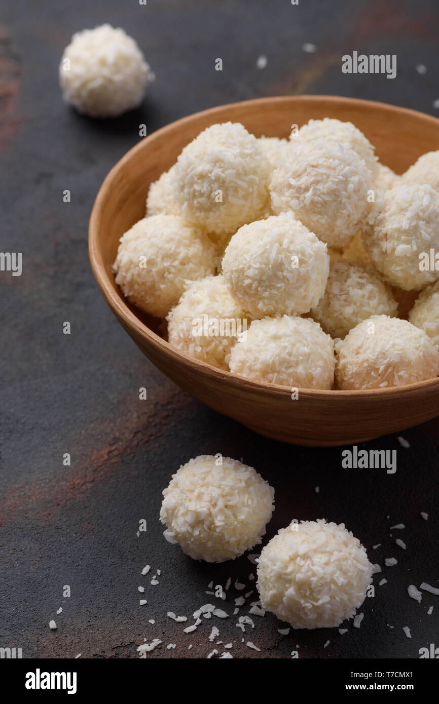 Bol de bonbons de coco sur l'arrière-plan du tableau sombre Banque D'Images