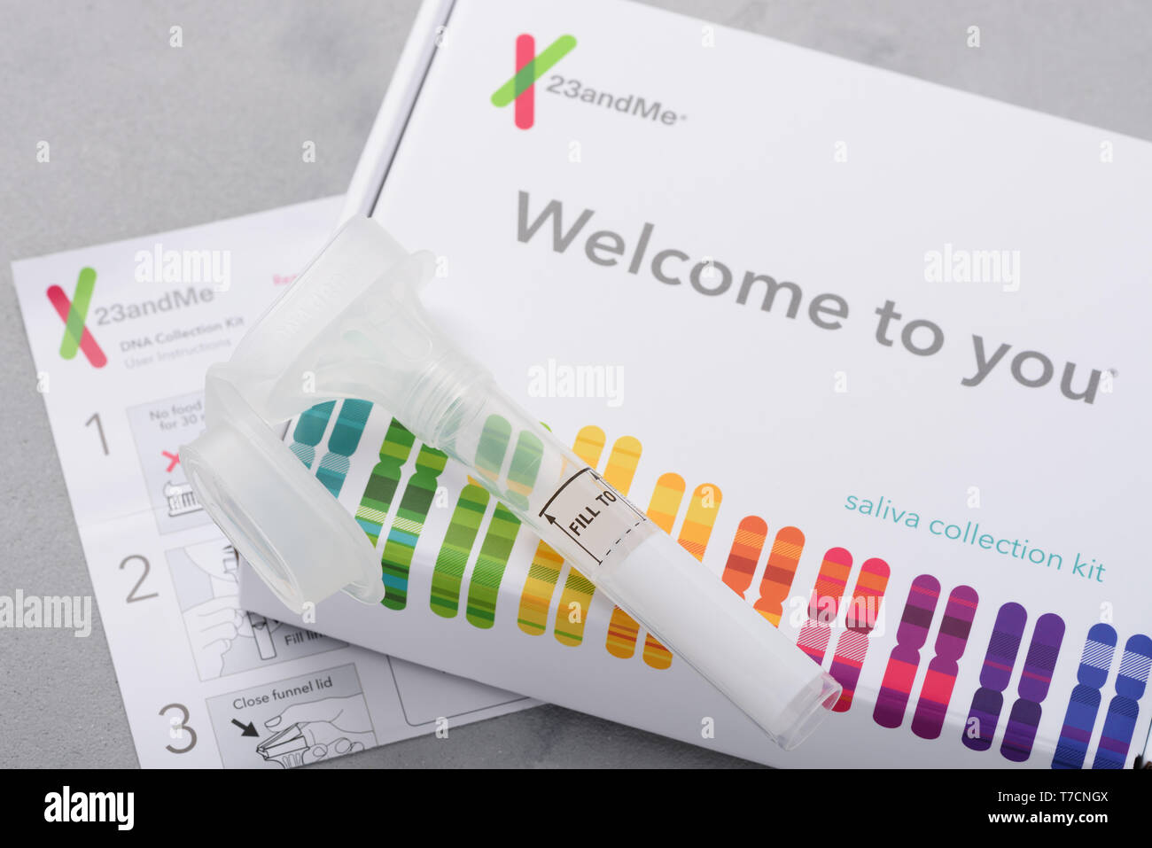 Kiev, Ukraine - 17 octobre 2018 : 23andMe test génétique personnelle kit de prélèvement de salive, avec un tube, fort et instructions. Rédaction d'illustration. Banque D'Images