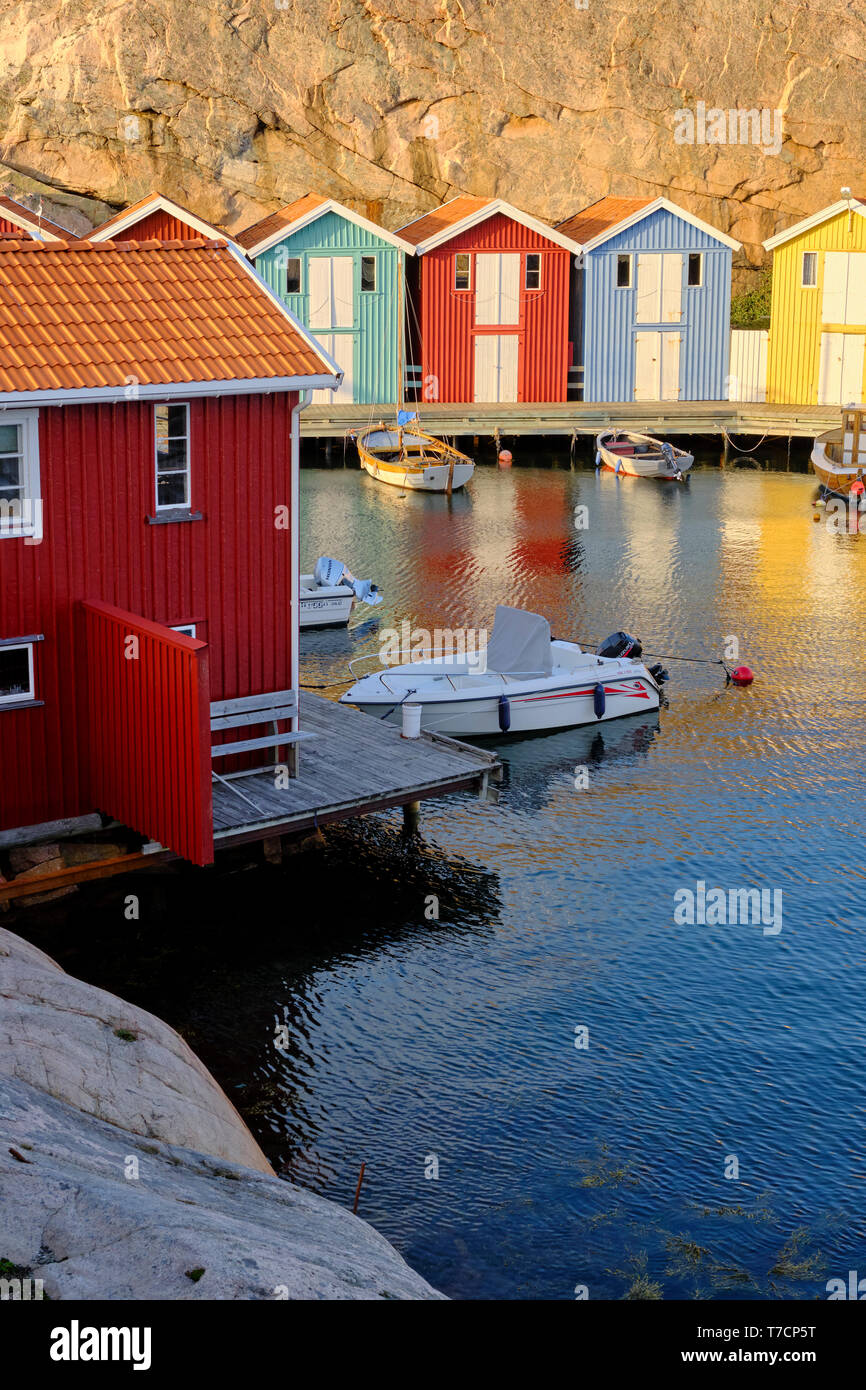 Le bois peint de couleurs vives bateau de pêche traditionnel abris / cabines de Smogen sur la côte dans Vastra Sweden SWEDEN Sweden Banque D'Images