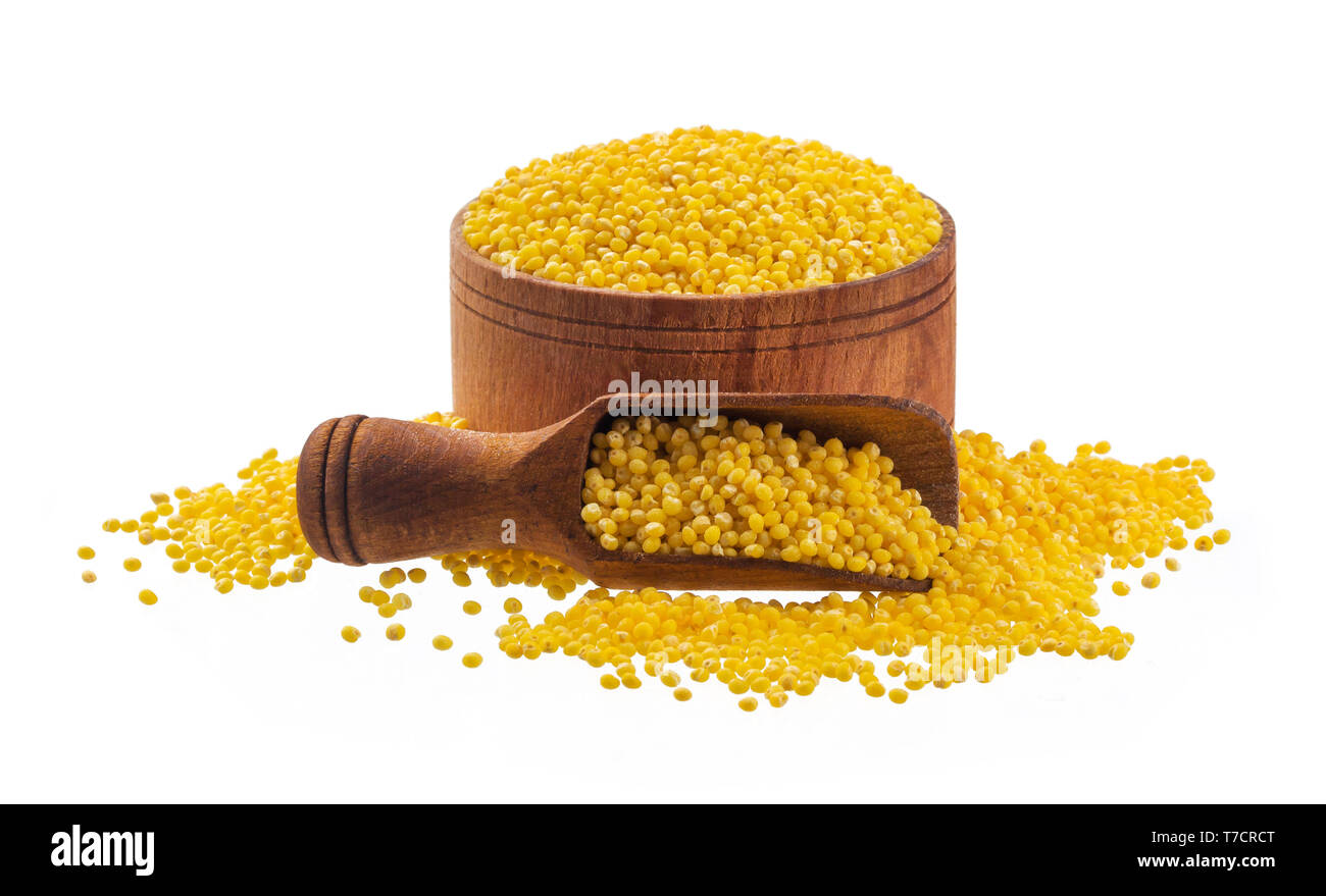 Graines de millet isolé sur fond blanc avec chemin de détourage, bol en bois et une pelle pleine de grains de mil Banque D'Images