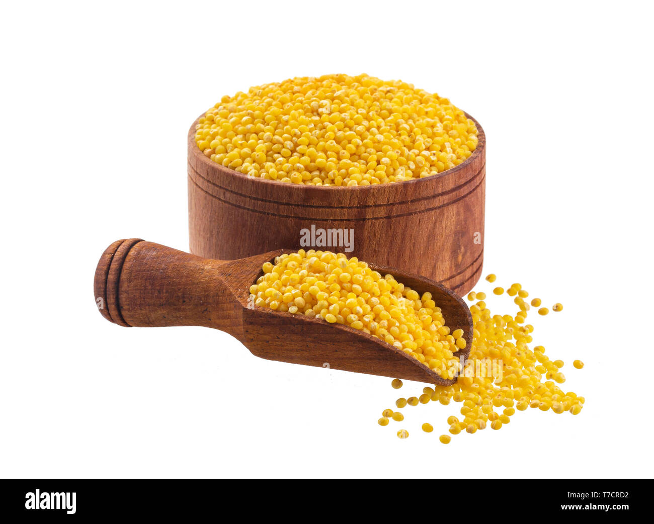 Graines de millet isolé sur fond blanc avec chemin de détourage, bol en bois et une pelle pleine de grains de mil Banque D'Images