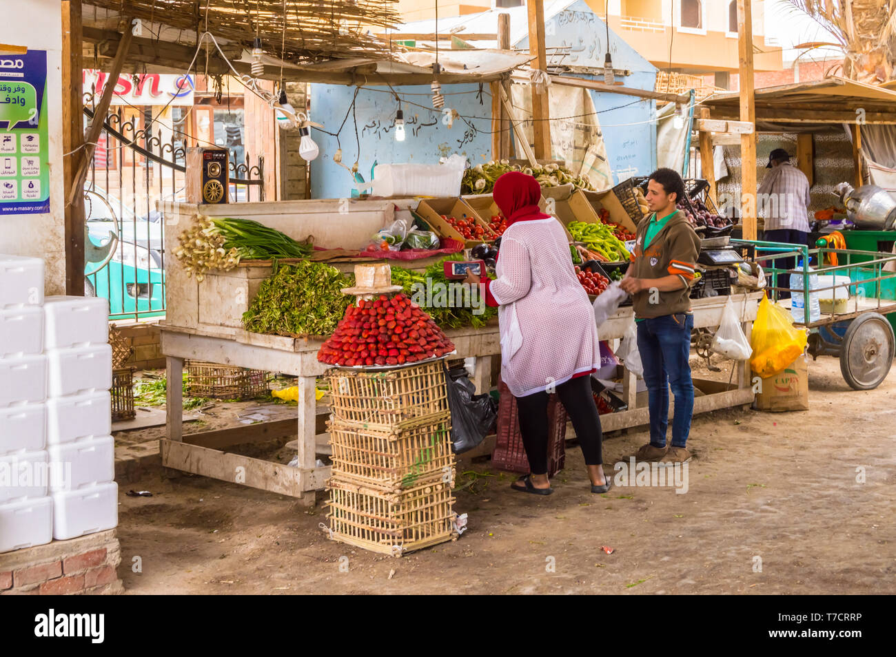 L'EGYPTE, Hurghada - 04 Avril 2019:Vendeur de fruits et légumes dans le vieux port de plaisance de la ville d'Hurghada, le long de la Mer Rouge en Egypte Banque D'Images