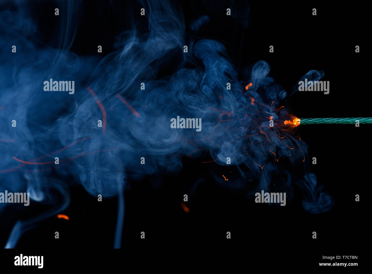 Fusible de gravure. Fusible vert pétard Dynamite brûler avec des étincelles et de la fumée sur fond noir. Banque D'Images