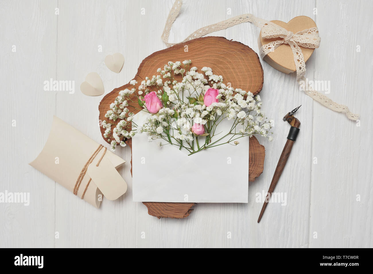 Plume calligraphique une enveloppe avec des fleurs et une boîte cadeau coeur, Lettre, carte de souhaits pour la Saint-Valentin avec place pour votre texte. Télévision lay, top v Banque D'Images