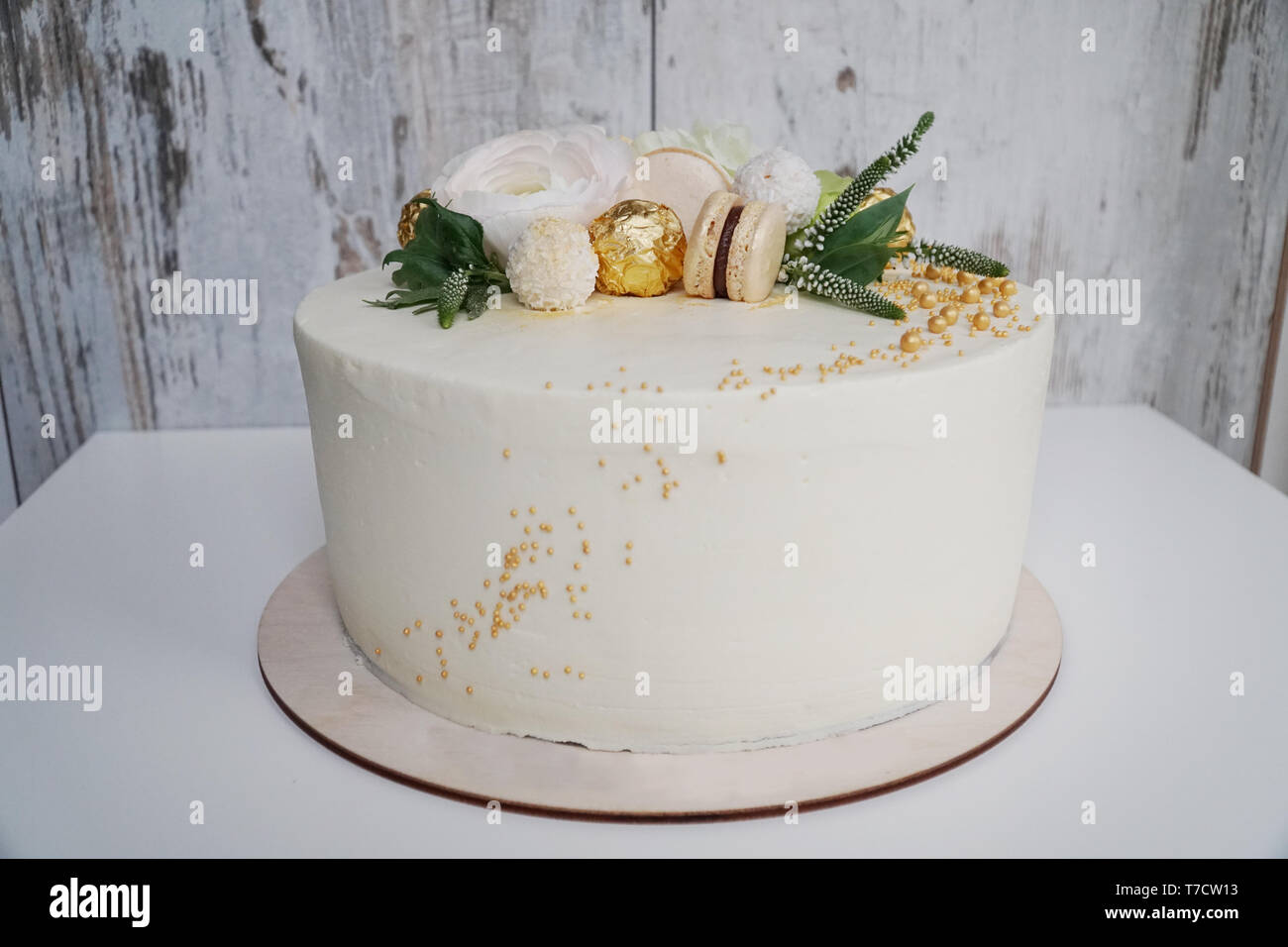 Beau mariage et délicieux dessert pour une boulangerie familiale avec une décoration florale. Banque D'Images