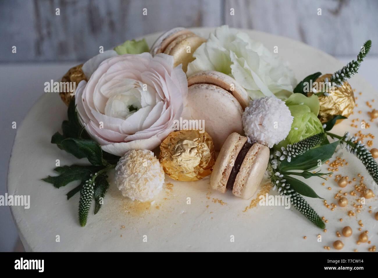 Beau mariage et délicieux dessert pour une boulangerie familiale avec un décor floral or close up. Banque D'Images