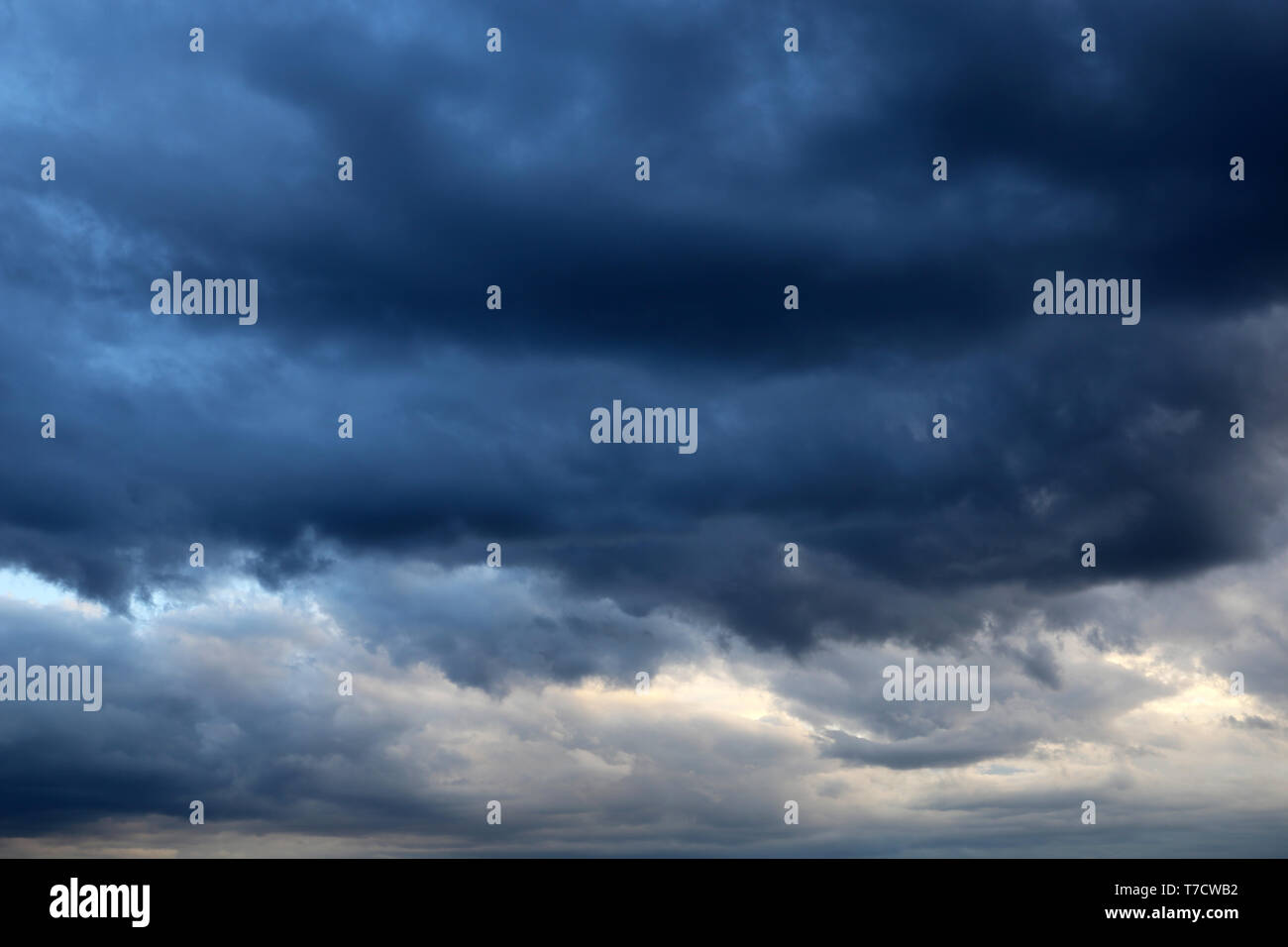 Ciel tempête recouverte de nuages cumulus sombre avant la pluie. Ciel nuageux, couvert sombre jour, belle arrière-plan spectaculaire pour un temps orageux Banque D'Images