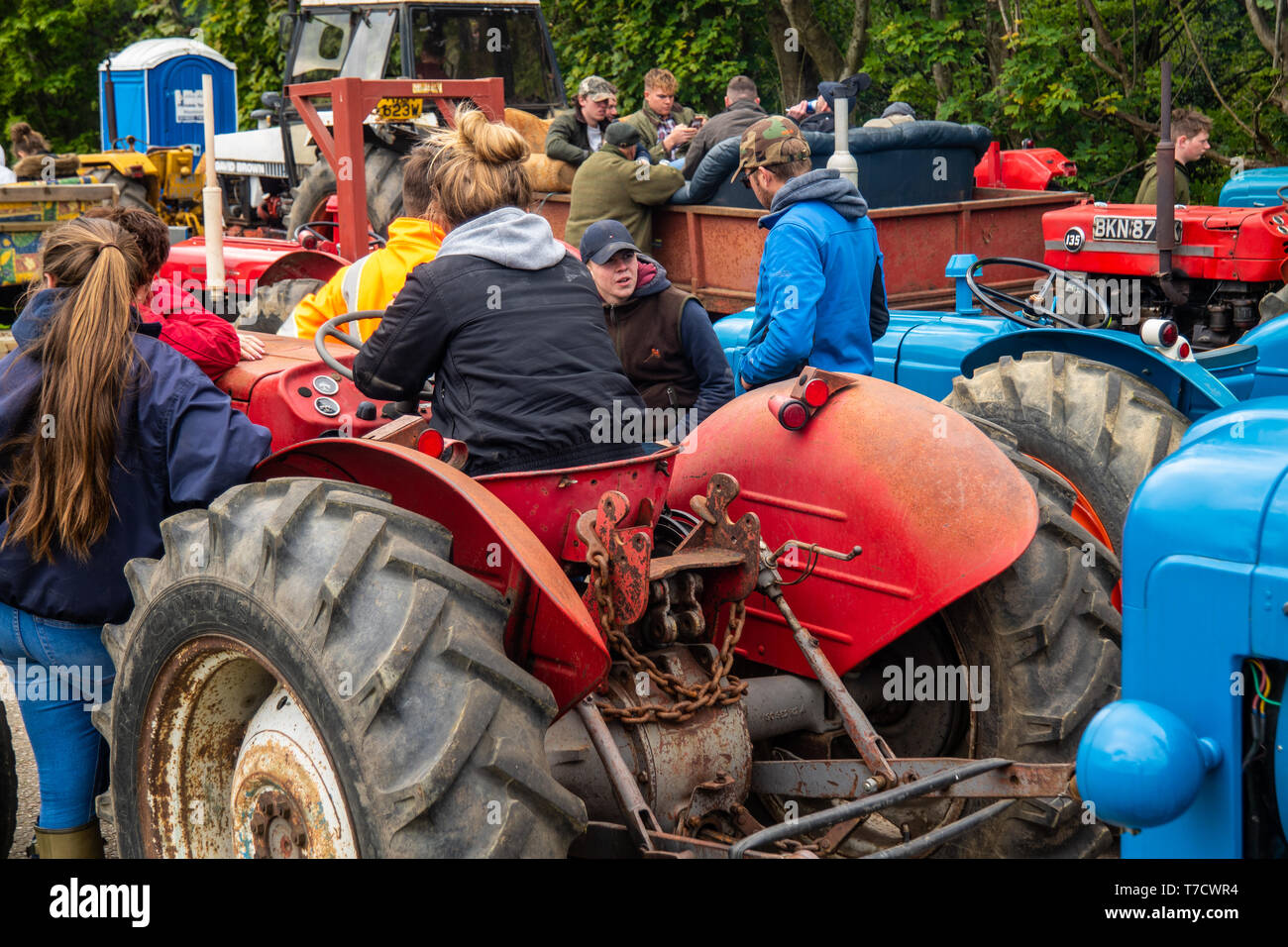 Vintage tourner le tracteur de Ightham Mote, National Trust, Kent, les jeunes agriculteurs, les spectateurs Banque D'Images