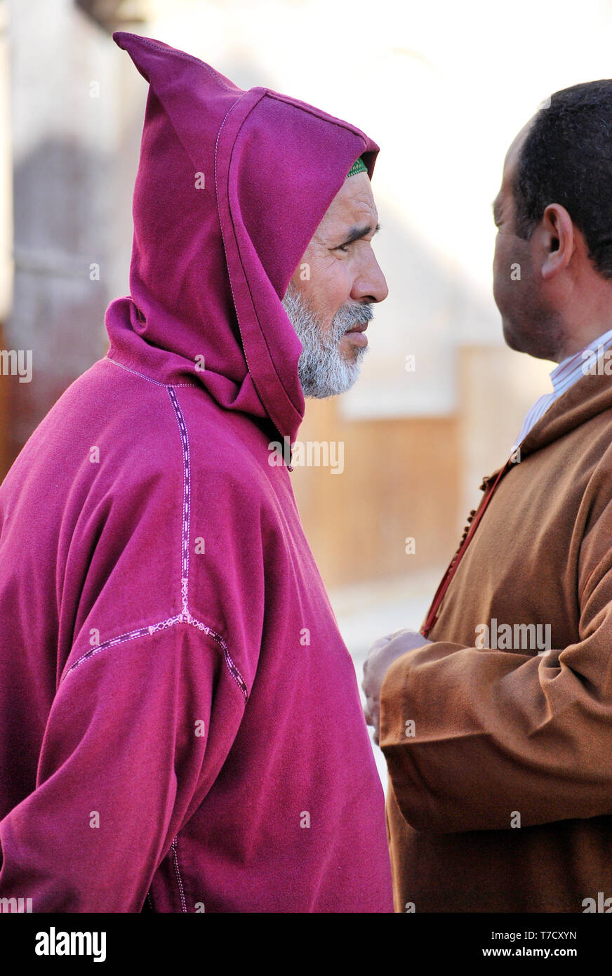 Un homme portant une djellaba, Marrakech, Maroc Banque D'Images