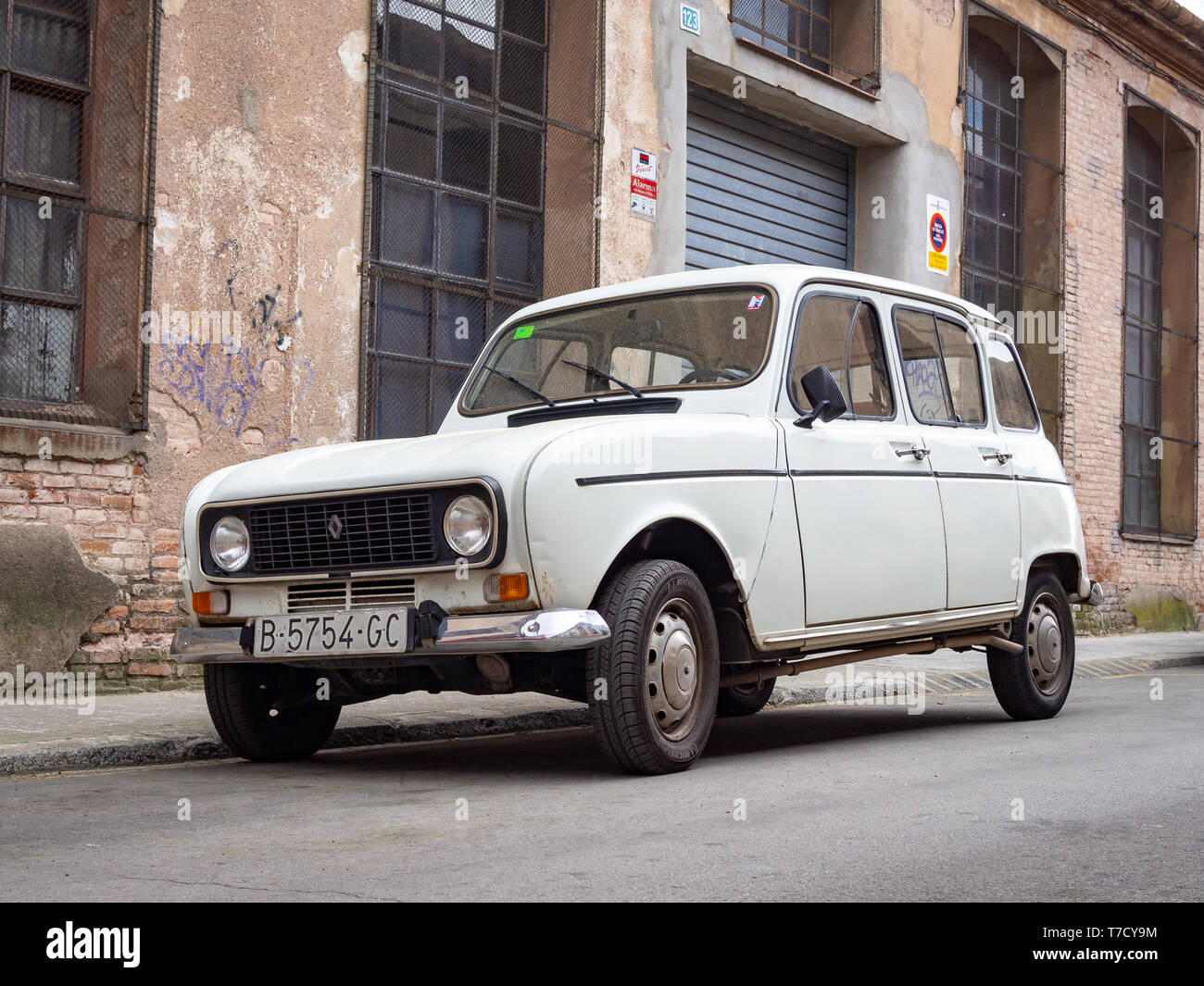 TERRASSA, ESPAGNE-19 mars 2019 : Renault 4 (4L) sur les rues de la ville Banque D'Images
