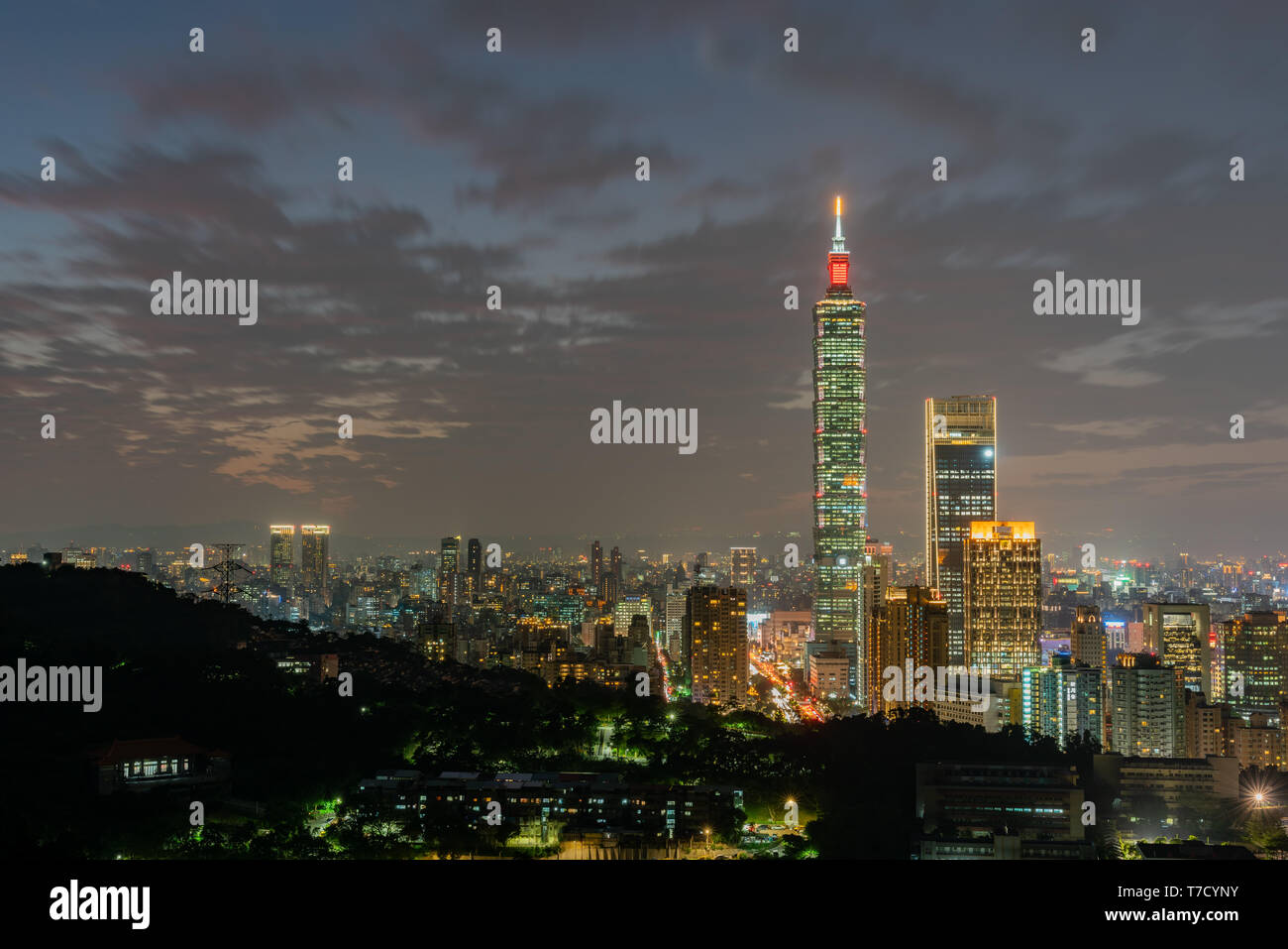 Vue aérienne de nuit le Taipei 101 et la ville de Xiangshan à Taipei, Taïwan Banque D'Images