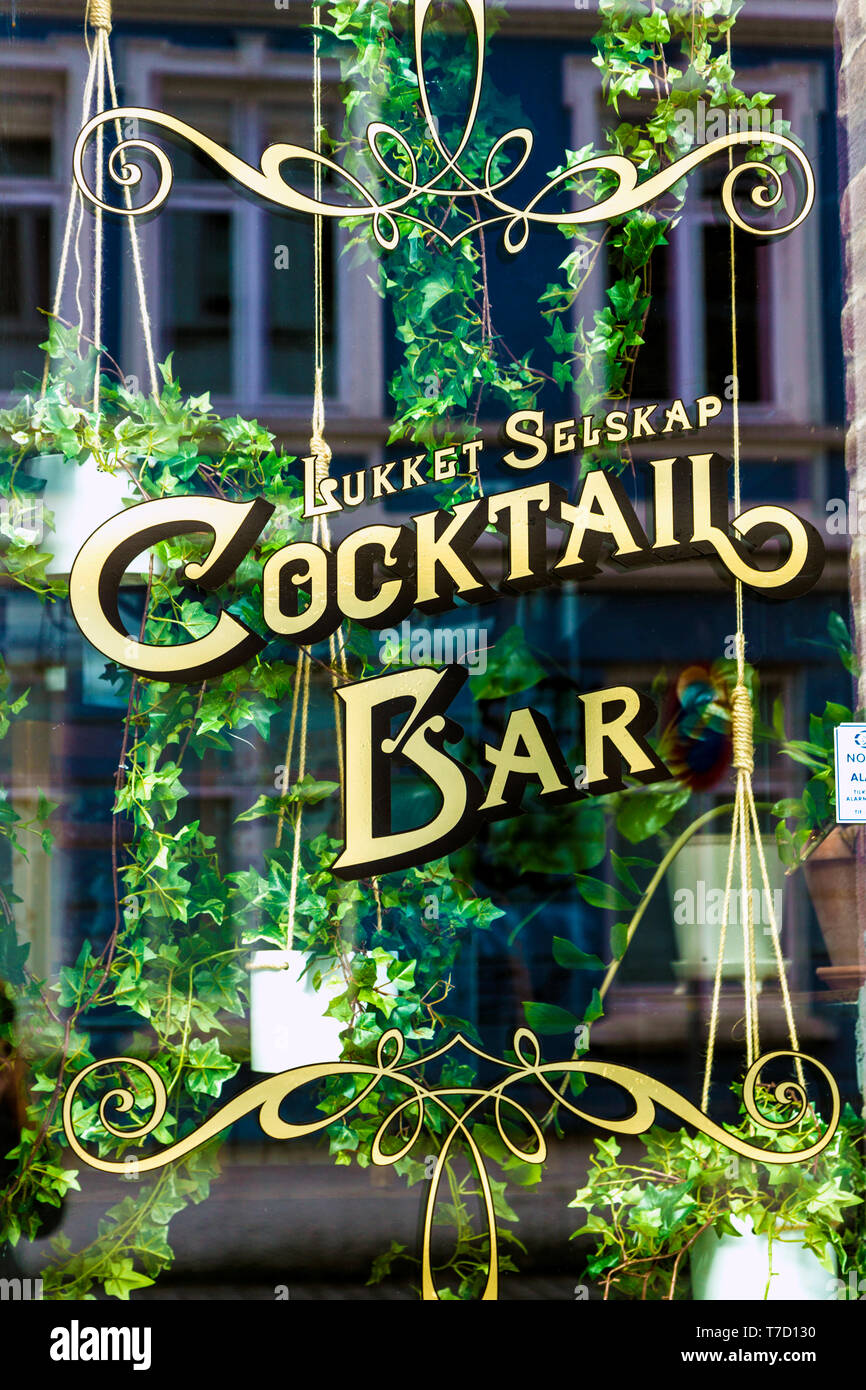 La fenêtre extérieure de Lukket Selskap Bar à cocktails dans Bergen, Londres Banque D'Images