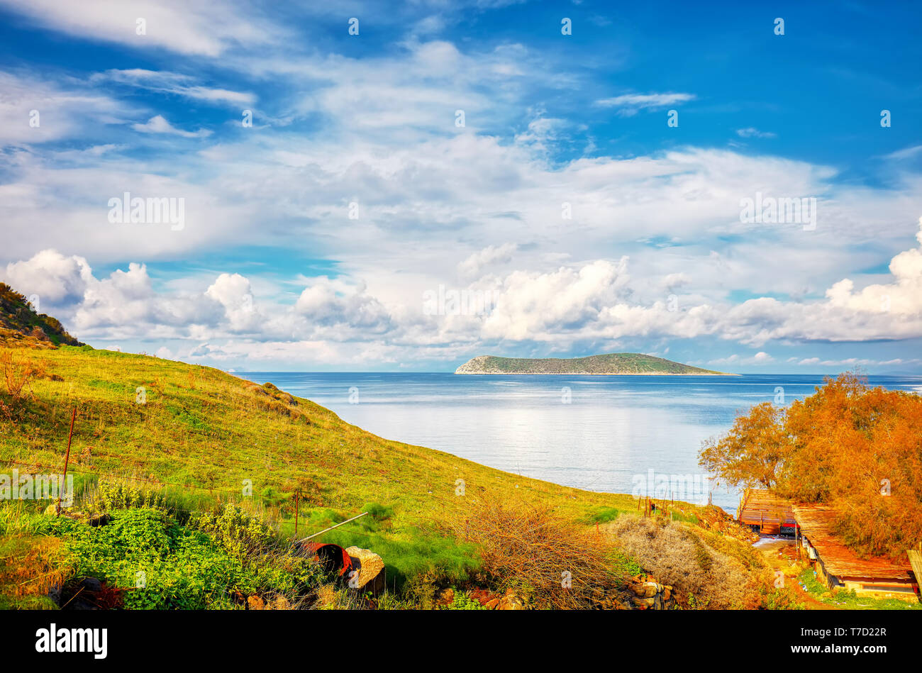 Belle mer calme, meadow field, nuages, ciel et paysage de l'île un lieu de vacances dans Cukurbuk bay, Bodrum, Mugla, Turquie Banque D'Images