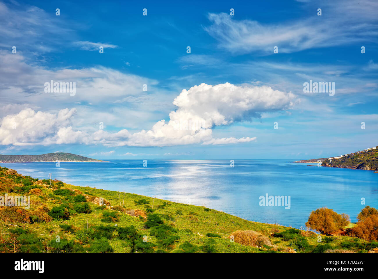 Belle mer calme, meadow field, nuages, ciel et paysage de l'île un lieu de vacances dans Cukurbuk bay, Bodrum, Mugla, Turquie Banque D'Images